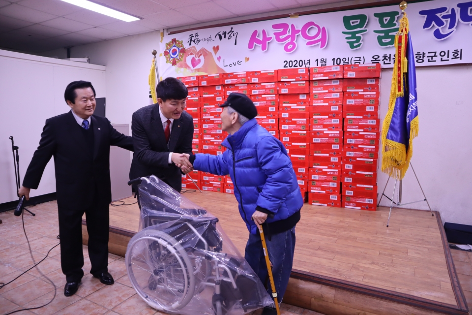 옥천읍재향군인회는 라면 80상자와 휠체어 1대 등 150만원 상당의 물품을 전달했다.
