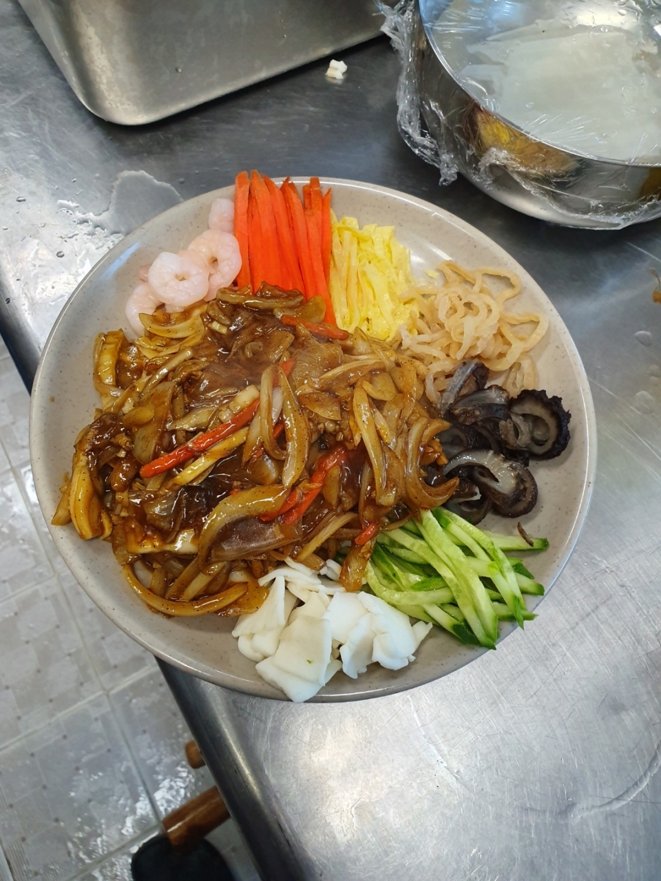 대전에서 만들었던 음식 사진이다. 사진은 양장피.(사진제공:이장원)