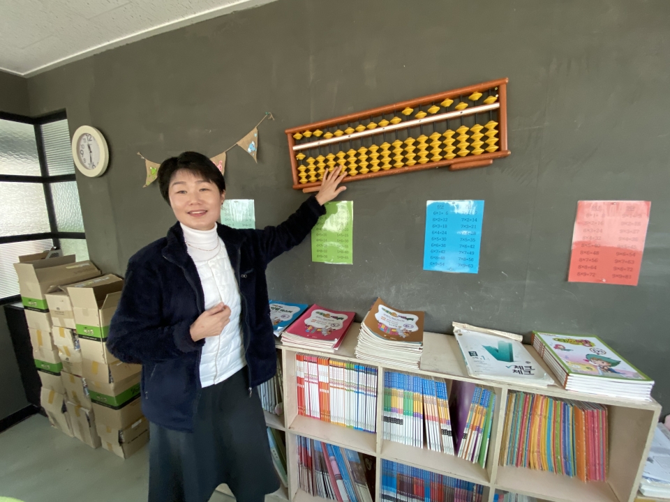 25년 째 기린영수학원을 운영하고 있는 홍은주 원장, 벽에 걸려 있는 대형 주판을 보여주고 있다