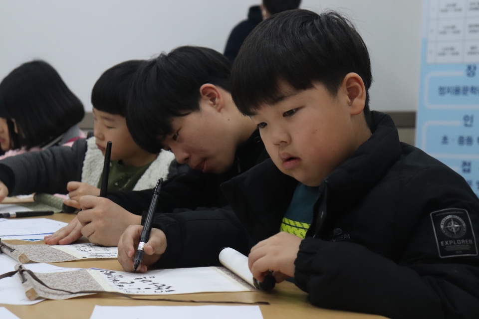 어린이들이 정지용문학교실 수업에 열심히 참여하고 있다.