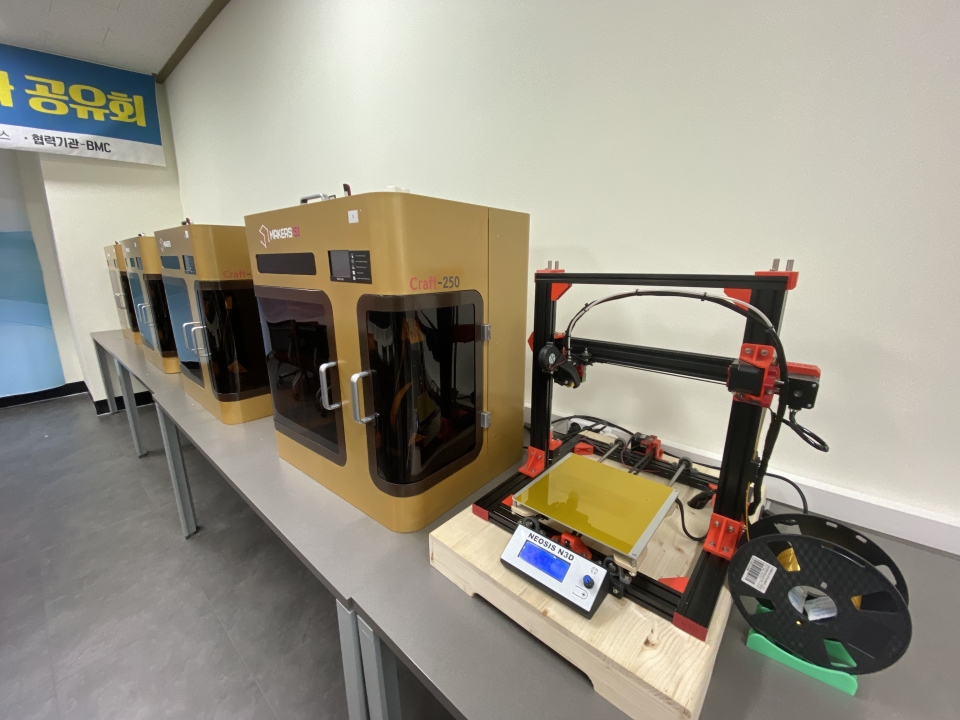 충북도립대 메이커스페이스 공간에 놓여있는 3D프린터 기계와 레이저 커터기