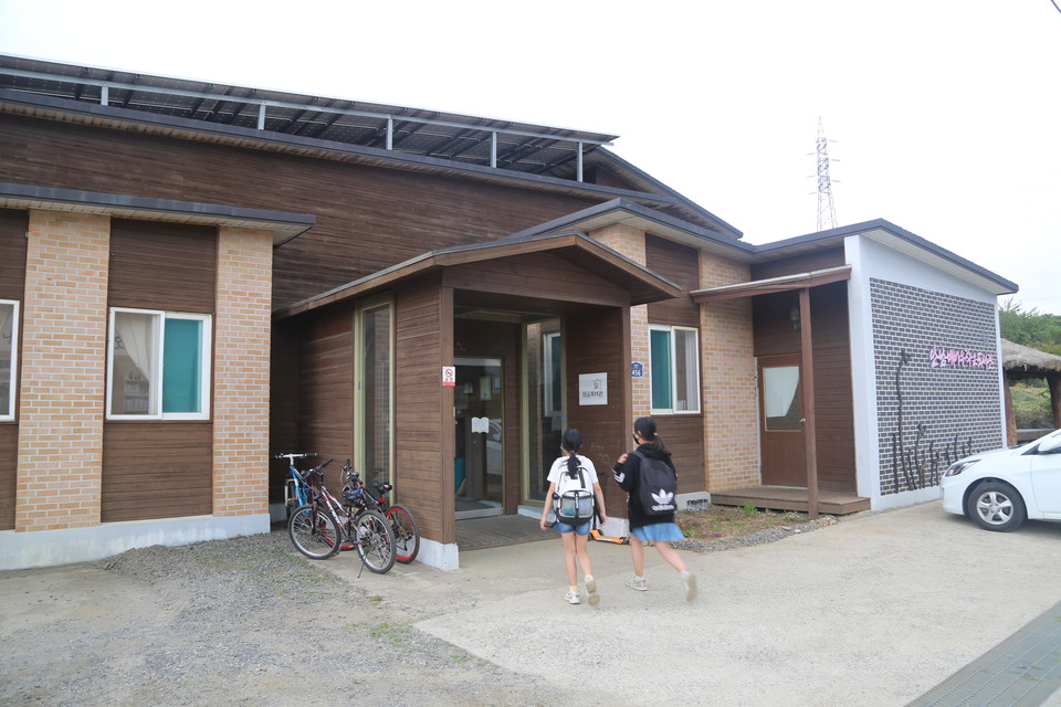 안남 어머니학교가 지난달 26일, 안남 배바우작은 도서관이 지난달 27일 문을 열었다. 코로나19에 무너진 일상을 회복하기 위한 움직임을 시작했다.