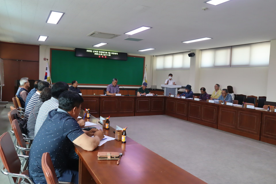 군북면이장협의회가 5일 정기회의를 열고 지역문제를 논의했다. 이날 회의에서는 이평-석호간 교량 설치와 폐도 활용문제에 대한 논의가 나왔다.