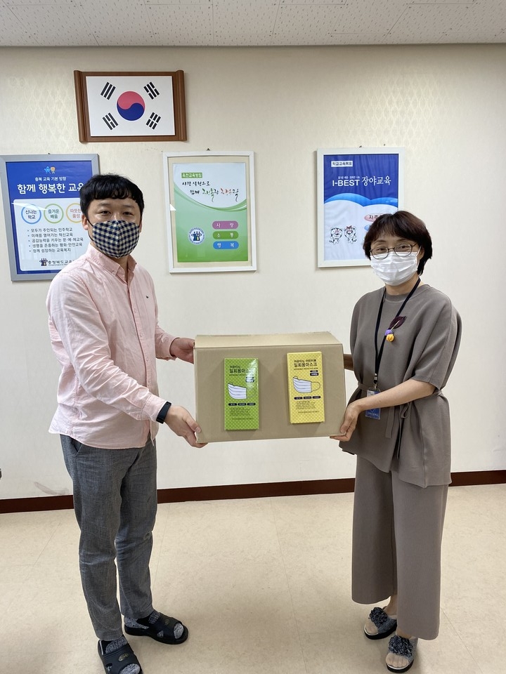 장야초등학교 전병석 학교운영위원장이 학교에 마스크 500장을 기부했다. 사진은 전달식 전경.