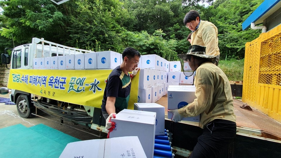 4일 옥천군 상하수도사업소 직원들이 이원면 정수장에서 단양군에 지원할 ‘꿈엔-水’를 트럭에 싣고 있다.