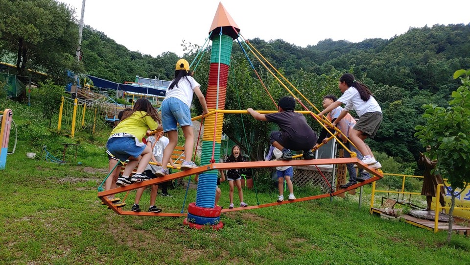옥천놀이모임 참여자들이 비전력 놀이기구를 즐기고 있다. (사진제공 : 안남면 배바우작은도서관 박연화 활동가)