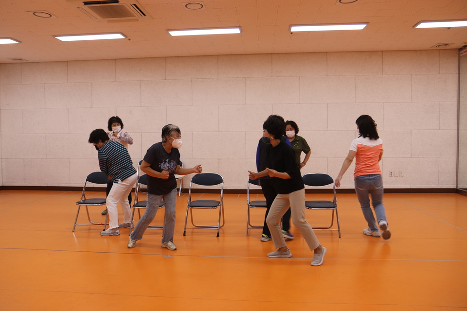 주민참여공연 참가자들이 영화 맘마미아의 주제곡 댄싱퀸에 맞춰 연습을 하고 있다.