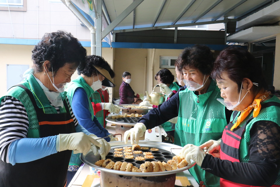 새마을지도자 옥천읍 남·여 협의회 회원들이 청산원과 영생원에 전달할 국화빵을 굽고있다.
