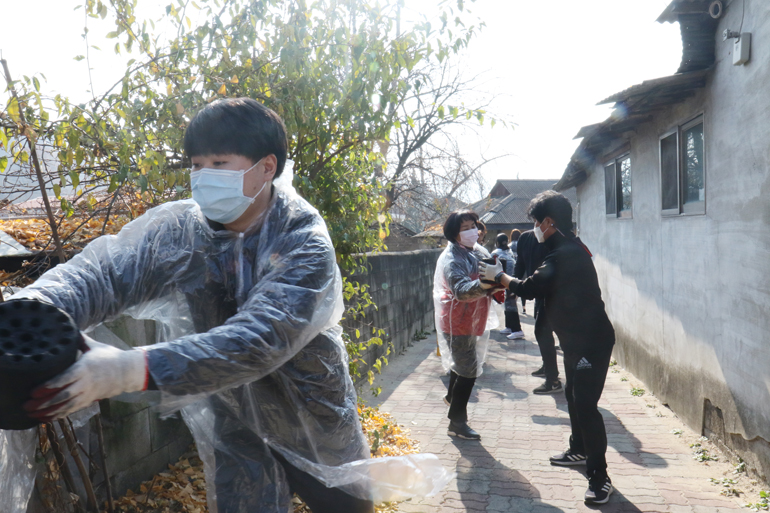 14일 충북도립대 졸업생들과 김현호교수가 연탄 2천600장을 직접 나르며 대상가정 5곳에 기부했다.
