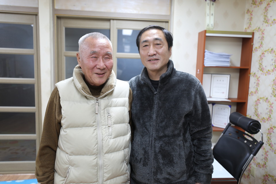 지난 20일 문정주공2단지 주민들이 문정5리 김춘기 이장에게 상패를 수여했다.