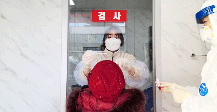 호흡기 전담 클리닉에서의 검체 채취 모습. / 출처 : 보건소