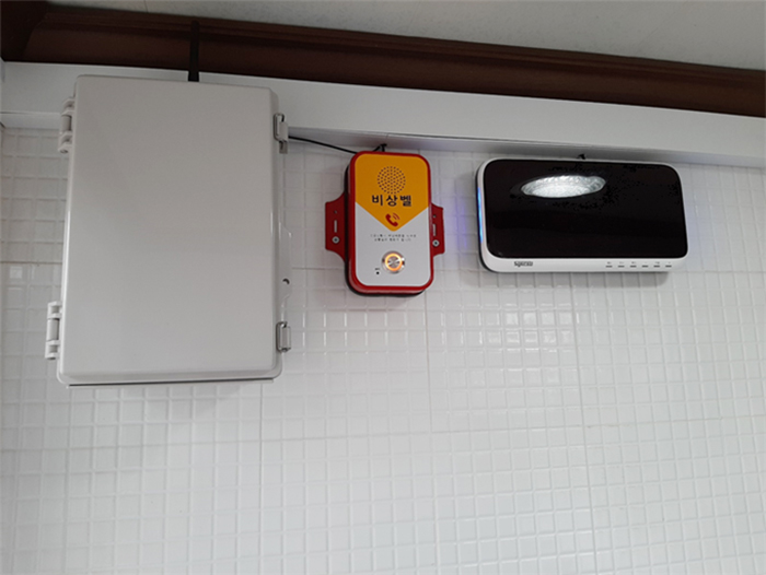 청산시장 화장실 내부에 설치된 안심 비상벨 / 사진 제공 : 옥천군 환경과
