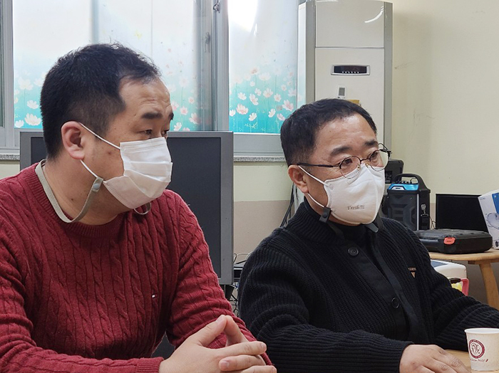 장애인보호작업장 김종효 원장(오른쪽)과 박홍래 사무국장(왼쪽)이 새롭게 출시될 선물세트 기획을 설명하고 있다.