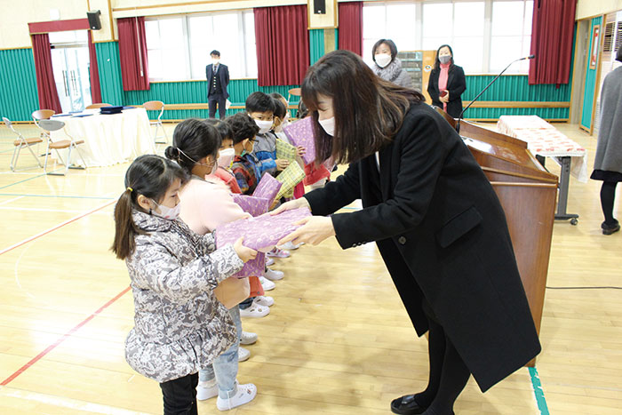 지난 2일 오전 10시 안남초등학교 강당에서 입학식 및 시업식이 열렸다. <출처 : 안남초등학교>