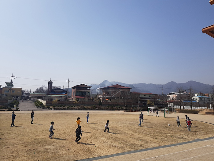 이원초등학교 학생들이 스포츠클럽 시간에 축구 시합을 하고 있다