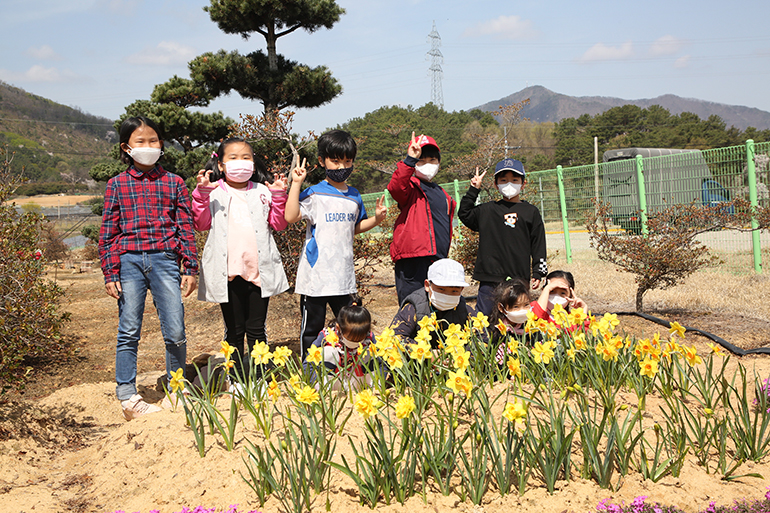 청성초등학교(교장 김욱현) 학생들이 9일 별빛 수목원에서 체험활동을 했다. 학생들은 직접 화분에 화초를 심는 한편 수목원 내 활짝 핀 꽃을 보며 행복한 시간을 보냈다.