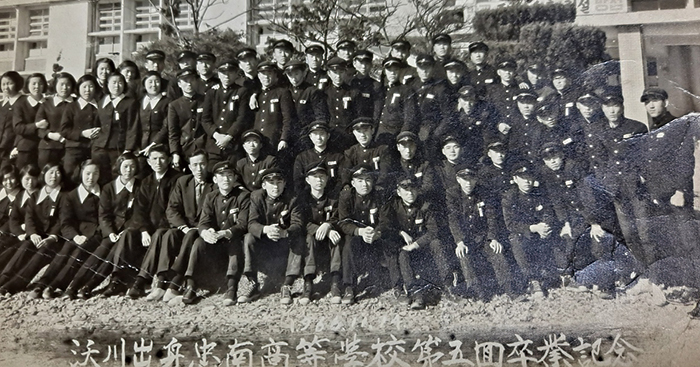옥천출신 충남고등학교 졸업생 사진(당시 남녀공학: 앞줄 왼쪽으로부터 9번째)