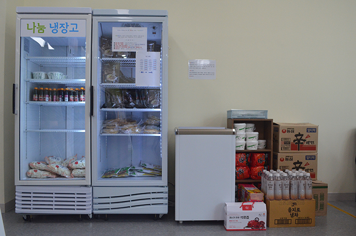 옥천통합복지센터 1층에 설치된 ‘나눔 냉장고’ 옆으로 ‘나눔 냉동고’와 냉장고에 들어가지 못한 식품들이 놓여있다.