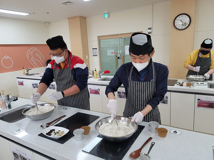 지역사회환원 프로그램 요리교실에 참여한 수강생들이 보리떡 머핀을 만들고 있다.