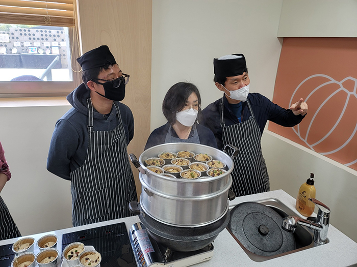 옥천군노인장애인복지관은 요리교실 프로그램에서 보리떡 머핀 100개를 만들어 복지관 후원 외식업체에 전달했다.