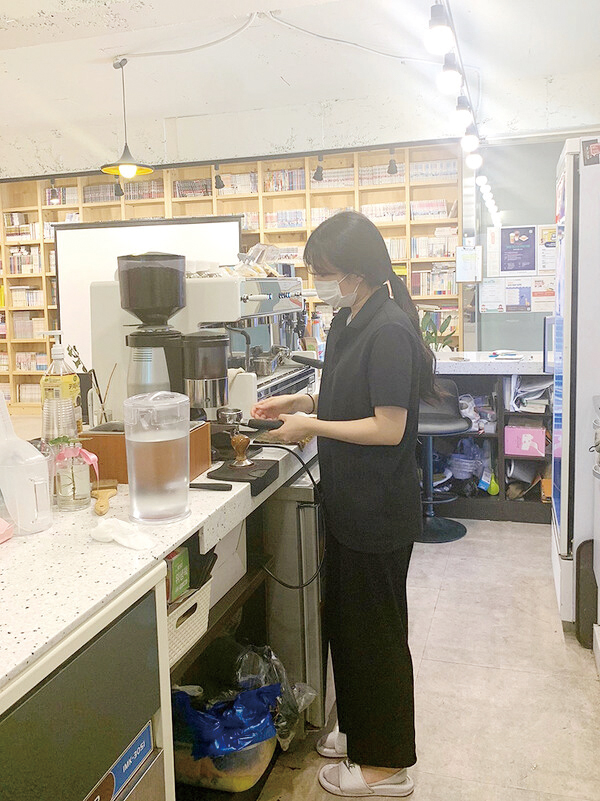 충북산과고 3학년 김아연 학생이 커피를 제조하고 있다.