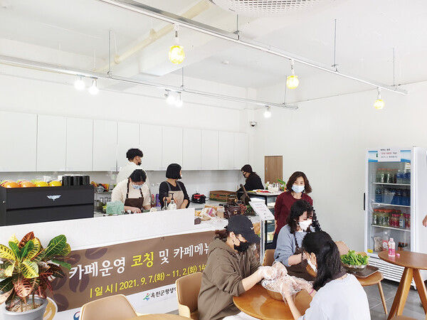꿈드림 소속청소년들이 샌드위치 재료를 준비하고 있다.