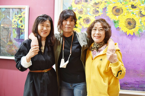 권숙정(가운데) 작가와 그가 가르치는 제자인 송채영(왼쪽), 안성분(오른쪽)씨