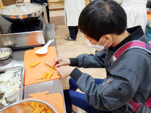바하센터 성인 발달장애인 주간활동서비스 중 요리 시간에 음식을 만드는 지선씨.