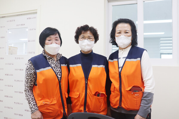 시니어클럽에서 청소를 담당하는 '공공기관 가꾸미'들 (왼쪽부터 이숙자,강은경,황복여 씨)