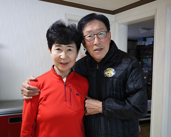 옥천신문이 창간한 날부터 신문 구독을 해온 정수웅(오른쪽)·성일화 부부