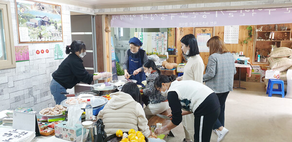 이주여성들이 '엄마고향밥상' 프로그램에 참여해 월남쌈을 만들고 있다.(사진제공 : 평달농장)