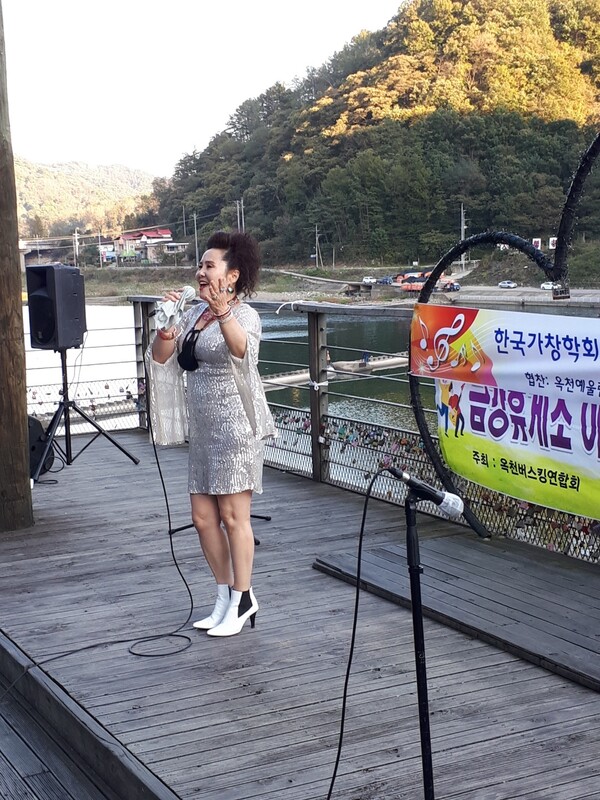 김초순 씨가 한국가창학회 주최로 금강휴게소에서 버스킹 공연을 진행했다.