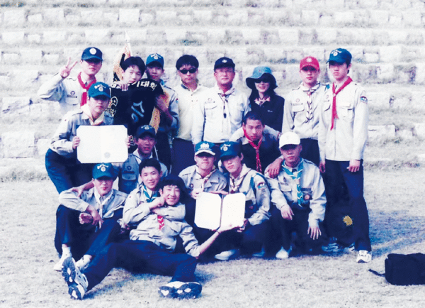 옥천고등학교 보이스카우트 기능경기대회에서 우승해 단체사진을 찍었다. 중앙에서 상장을 들고 있는 유성현, 박병석씨.