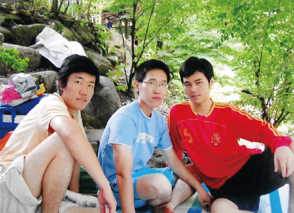 박병석(중앙)씨와 유성현(오른쪽)씨가 21살 당시 친구들과 장령산휴양림에 모여 여름휴가를 보내고 있다. 