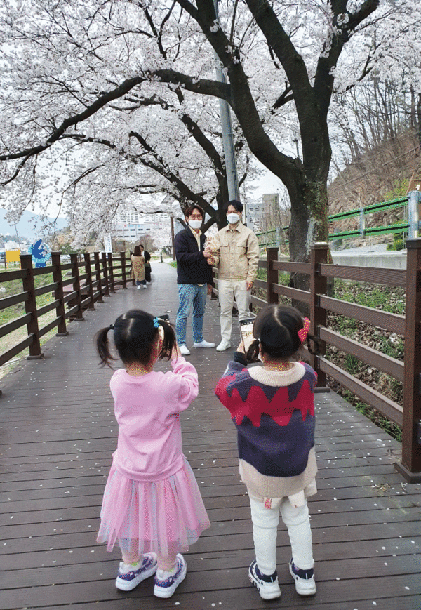 지난해 3월 봄, 유성현·박병석씨의 딸들이 사진을 찍어주고 있다. 동갑내기 딸들은 그들처럼 친구가 됐다.