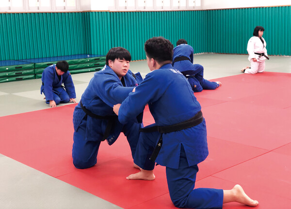 김태준학생이 유도부실에서 기술훈련을 하고 있다.
