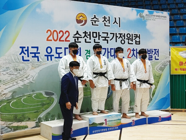 2022 순천만국가정원컵 전국유도대회에서 우승을 차지한 김태준 학생이 기념사진 촬영을하고있다. 
