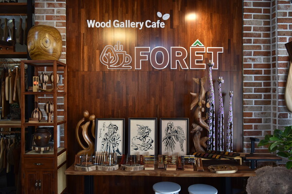 우드갤러리카페 포레는 나무로 만든 생활용품, 장식물을 전시·판매하는 곳으로 지난해 12월부터 카페를 겸하고 있다. 