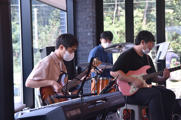 왼쪽부터 베이스기타 유재환, 드럼 장치훈, 일렉기타 김명기 씨가 연주하고 있다.