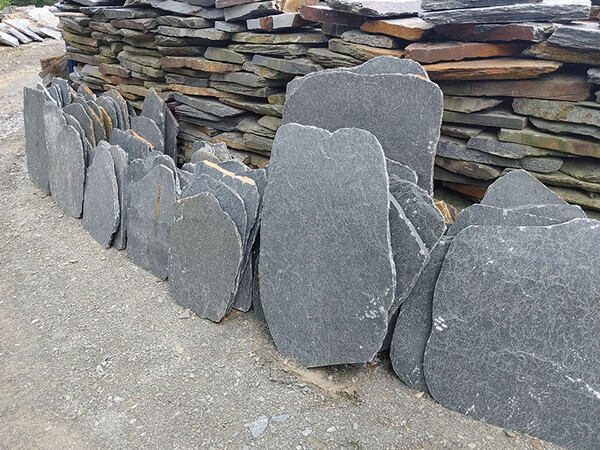 대형, 소형 크기로 나뉘어진 자연석 돌구이판.