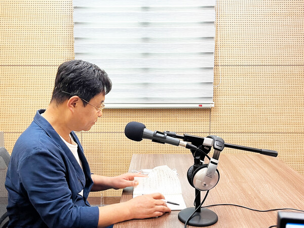 옥천FM공동체라디오 골든뮤직 김용주씨가 프로그램을 진행하고 있다.