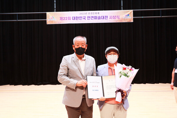 지난 9월25일 오후3시 서산시문화회관에서 열린 안견미술대전 시상식에서 장려상을 수상한 권종현(오른쪽) 씨가 기념촬영을 했다. (사진제공: 권종현)