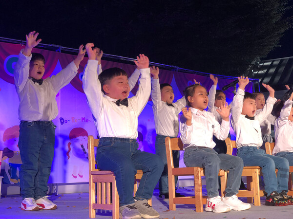지난 6일, 소화어린이집 '예술의밤' 행사에서 알찬열매반 어린이들이 합창 무대를 선보였다.