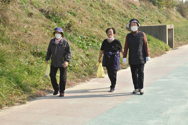 걷기 행사에 참여한 어르신들이 로컬푸드직매장을 향해 걷고 있다. 