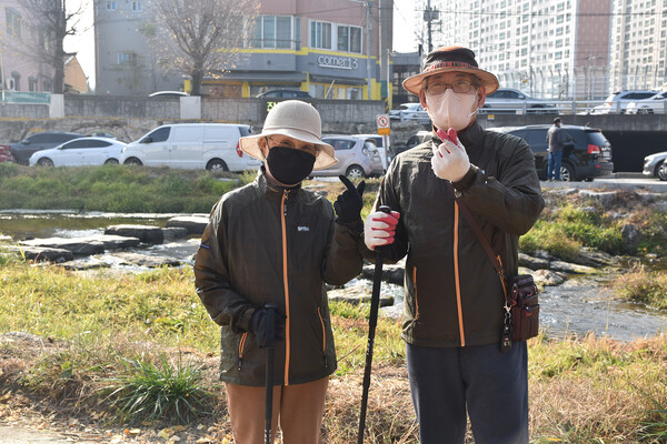 김춘연 박삼봉 어르신 부부가 금구천 산책로에서 기념촬영을 하고 있다.