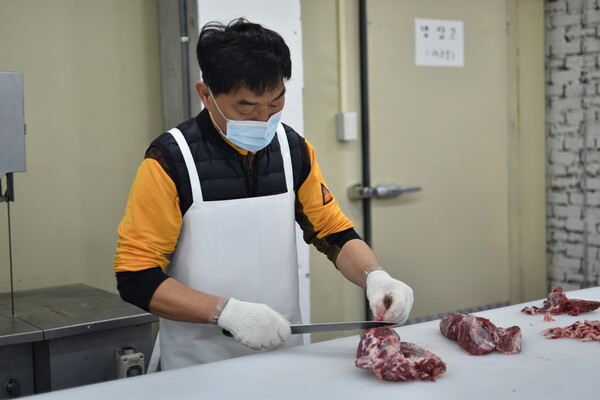 권영길 씨가 고기 손질에 집중하고 있다.