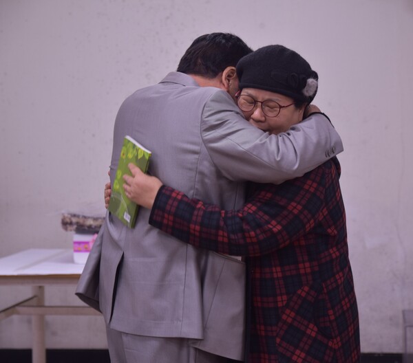 박해미 회원은 초등학교 은사인 노현석 회원의 시 '초록 물방울'을 낭송한 뒤 감격의 포옹을 했다. 