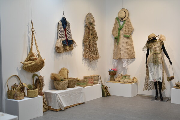 짚풀로 만든 바구니, 짚신, 의상 등 다양한 공예품들이 놓여 있다.