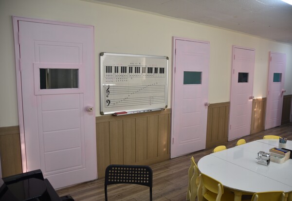 실습실마다 업라이트 피아노가 놓여 있다. 