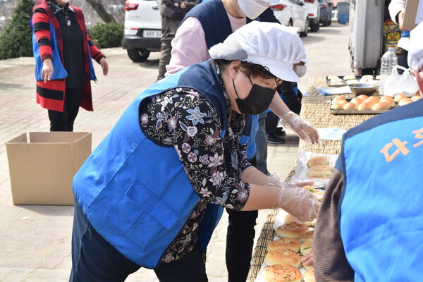 다드림봉사단 활동에 참여한 이경자 회장이 회원들과 함께 빵을 만들고 있다.